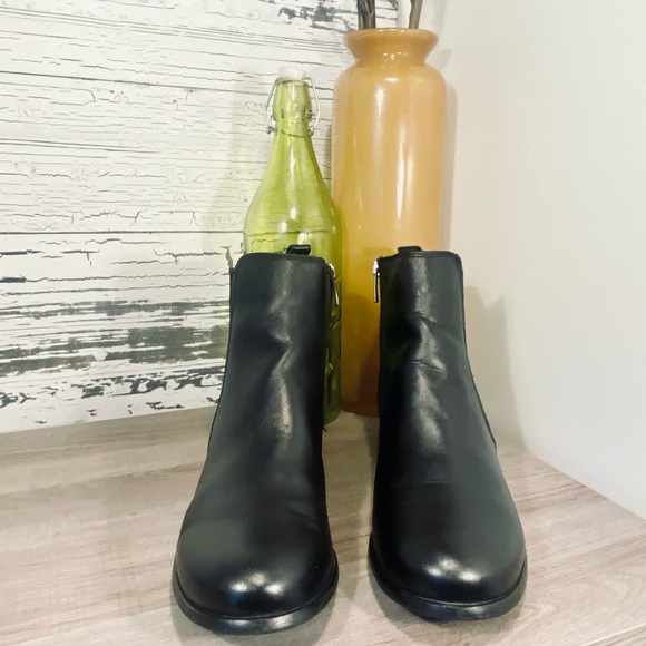 La CANADIENNE Black Leather Booties - Picture 4 of 15